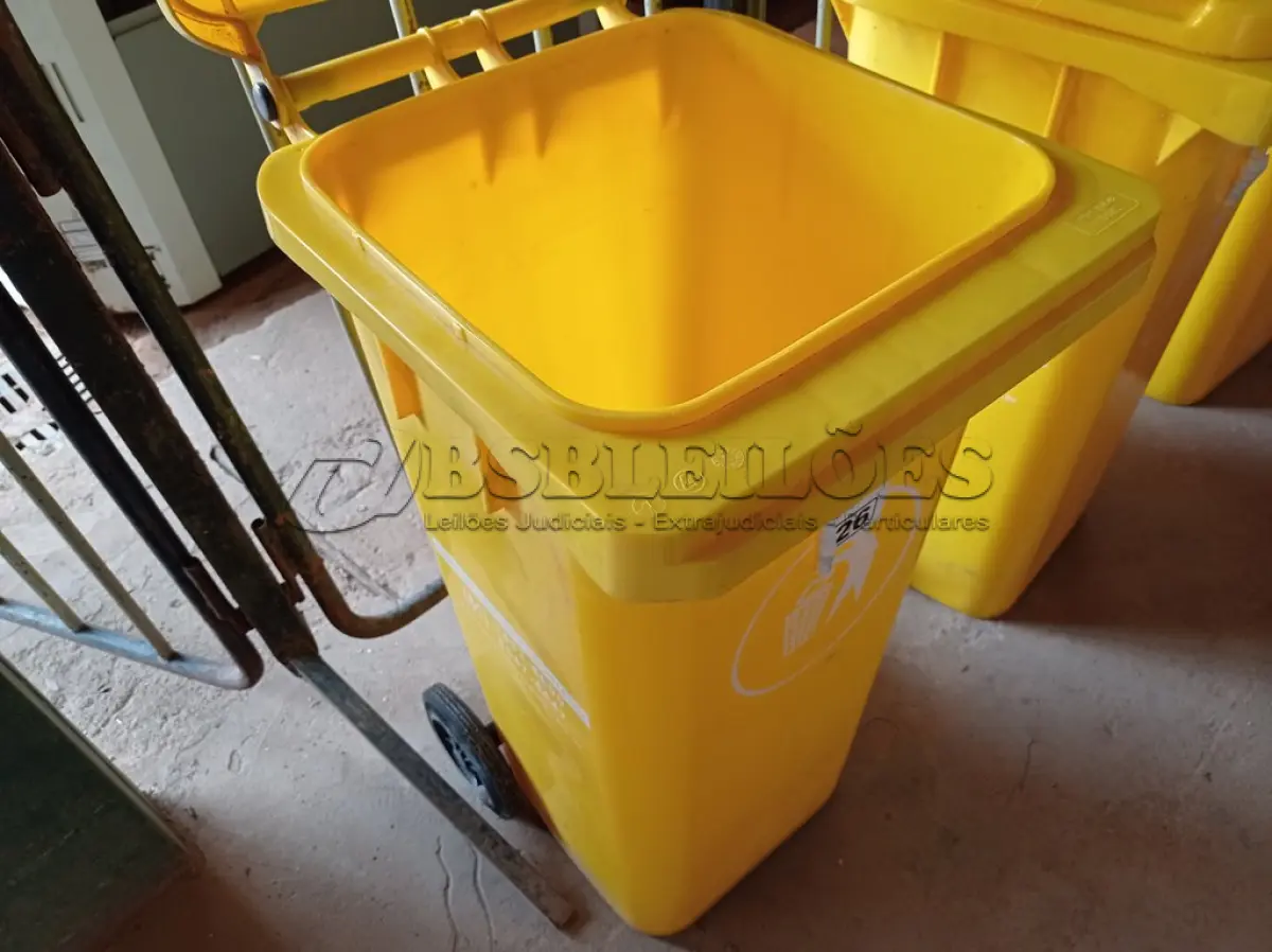 LOTE 226 - 01 CONTAINER HDPE EN840 120LITROS. (NO ESTADO) ATENÇÃO! FAZER A VISITAÇÃO ANTES DE ARREMATAR, NÃO SABEMOS SE FUNCIONA. LEILÃO NÃO TEM GARANTIA E NEM DEVOLUÇÃO, SUJEITO A POSSÍVEIS AVARIAS VISÍVEIS/OCULTAS E/OU AUSÊNCIA DE COMPONENTES.