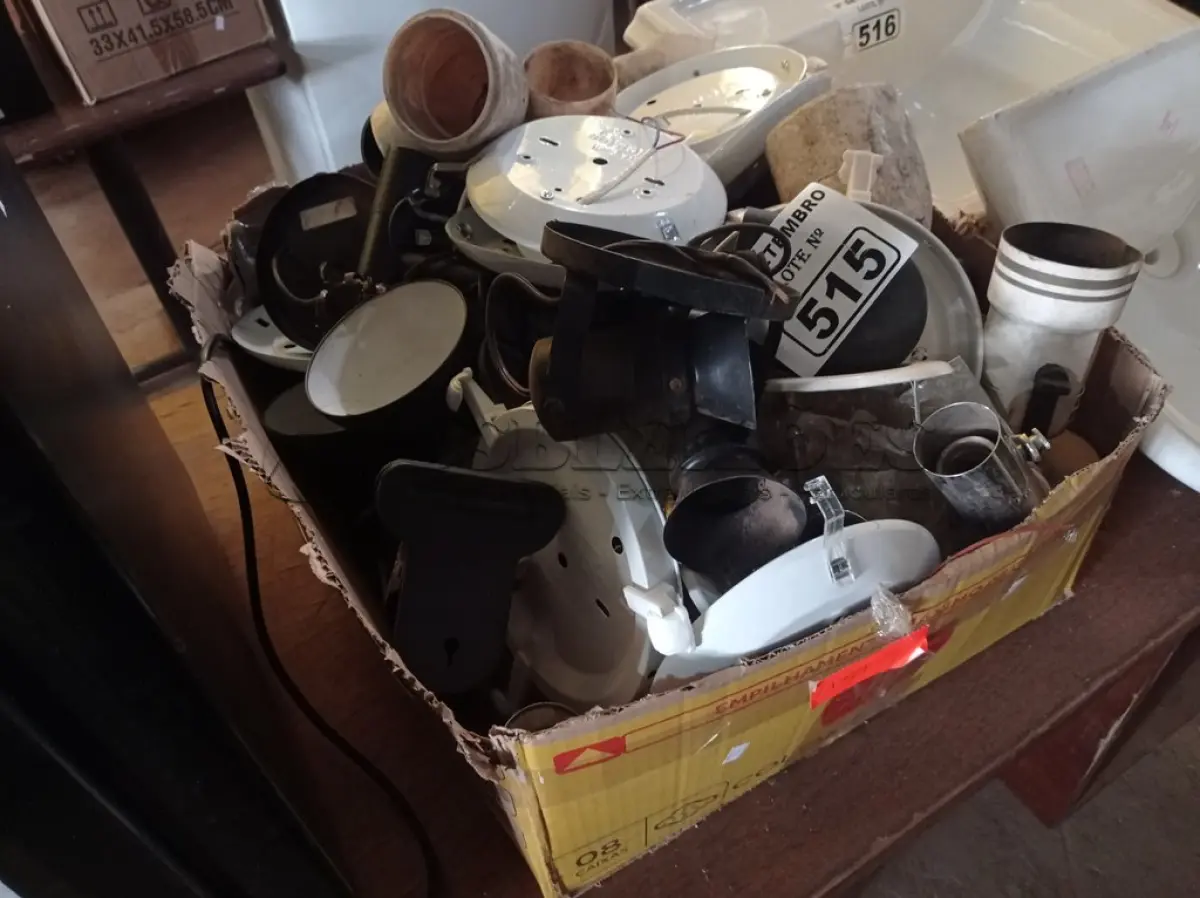 LOTE 515 - 01 LOTE COM VÁRIAS SUCATAS DE LUMINÁRIAS. (NO ESTADO) ATENÇÃO! FAZER A VISITAÇÃO ANTES DE ARREMATAR, NÃO SABEMOS SE FUNCIONA. LEILÃO NÃO TEM GARANTIA E NEM DEVOLUÇÃO, SUJEITO A POSSÍVEIS AVARIAS VISÍVEIS/OCULTAS E/OU AUSÊNCIA DE COMPONENTES.