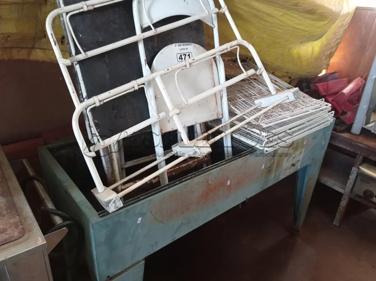 LOTE 471 - 03 MESAS E 01 CADEIRA DE FERRO, 01 DISPENSE DE PAPEL ANTIGO, VÁRIAS GRADES PARA FREEZER E 01 SUCATA DE CHURRASQUEIRA.  (NO ESTADO) ATENÇÃO! FAZER A VISITAÇÃO ANTES DE ARREMATAR, NÃO SABEMOS SE FUNCIONA. LEILÃO NÃO TEM GARANTIA E NEM DEVOLUÇÃO, SUJEITO A POSSÍVEIS AVARIAS VISÍVEIS/OCULTAS E/OU AUSÊNCIA DE COMPONENTES.