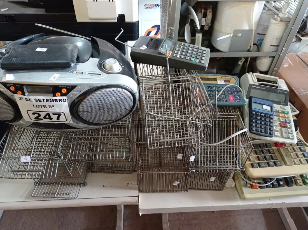 LOTE 247 - 01 APARELHO DE SOM, VÁRIAS CALCULADORAS E RATOEIRAS. (NO ESTADO) ATENÇÃO! FAZER A VISITAÇÃO ANTES DE ARREMATAR, NÃO SABEMOS SE FUNCIONA. LEILÃO NÃO TEM GARANTIA E NEM DEVOLUÇÃO, SUJEITO A POSSÍVEIS AVARIAS VISÍVEIS/OCULTAS E/OU AUSÊNCIA DE COMPONENTES.