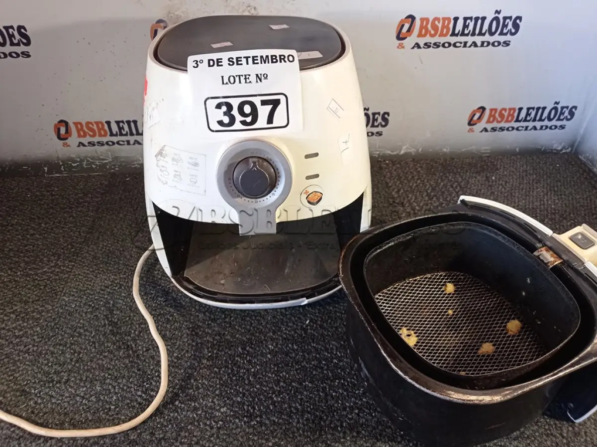LOTE 397 - 01 FRITADEIRA AIR FRY MARCA PHILIPS 220V. (NO ESTADO) ATENÇÃO! FAZER A VISITAÇÃO ANTES DE ARREMATAR, NÃO SABEMOS SE FUNCIONA. LEILÃO NÃO TEM GARANTIA E NEM DEVOLUÇÃO, SUJEITO A POSSÍVEIS AVARIAS VISÍVEIS/OCULTAS E/OU AUSÊNCIA DE COMPONENTES.
