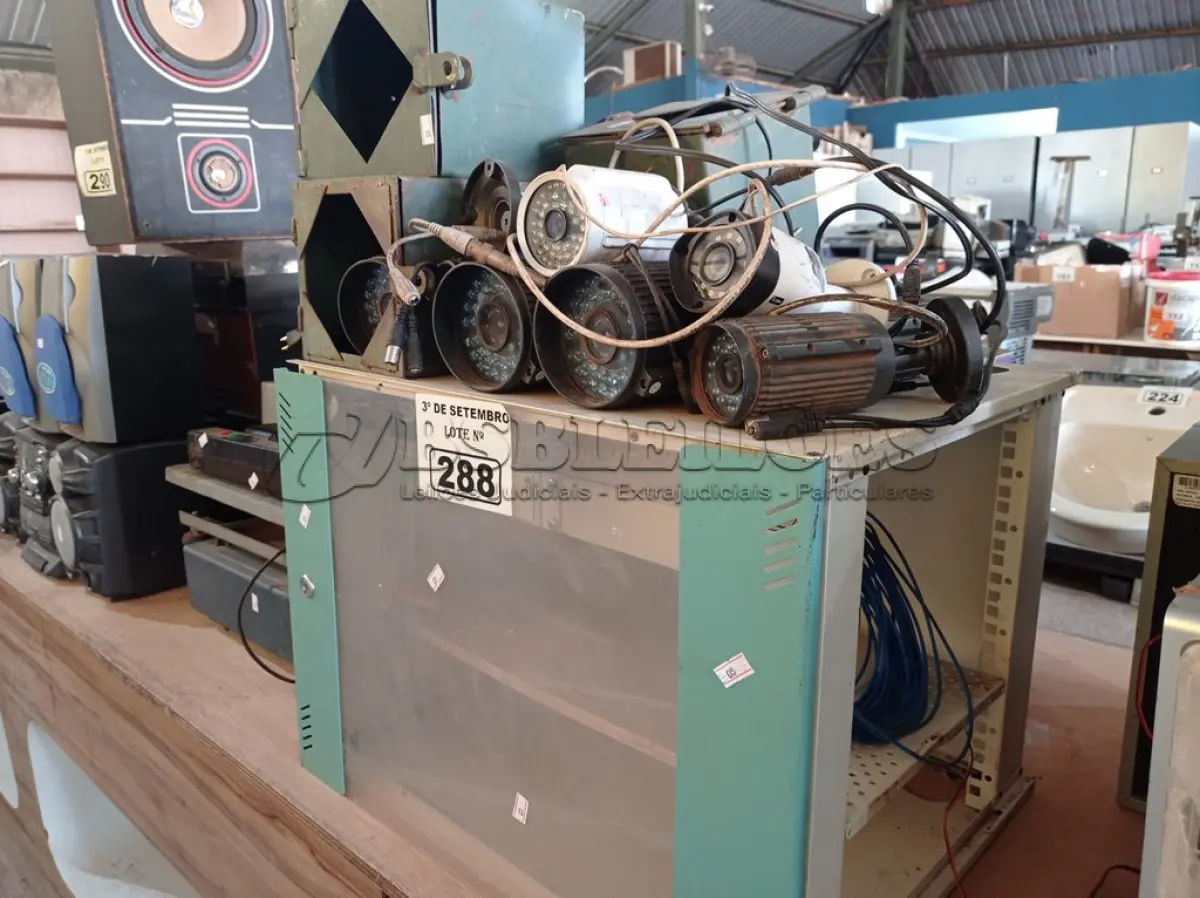 LOTE 288 - 01 RACK PARA TELECOMUNICAÇÕES E VÁRIAS CÂMERAS DE SEGURANÇA MARCAS E MODELOS DIVERSOS. (NO ESTADO) ATENÇÃO! FAZER A VISITAÇÃO ANTES DE ARREMATAR, NÃO SABEMOS SE FUNCIONA. LEILÃO NÃO TEM GARANTIA E NEM DEVOLUÇÃO, SUJEITO A POSSÍVEIS AVARIAS VISÍVEIS/OCULTAS E/OU AUSÊNCIA DE COMPONENTES.