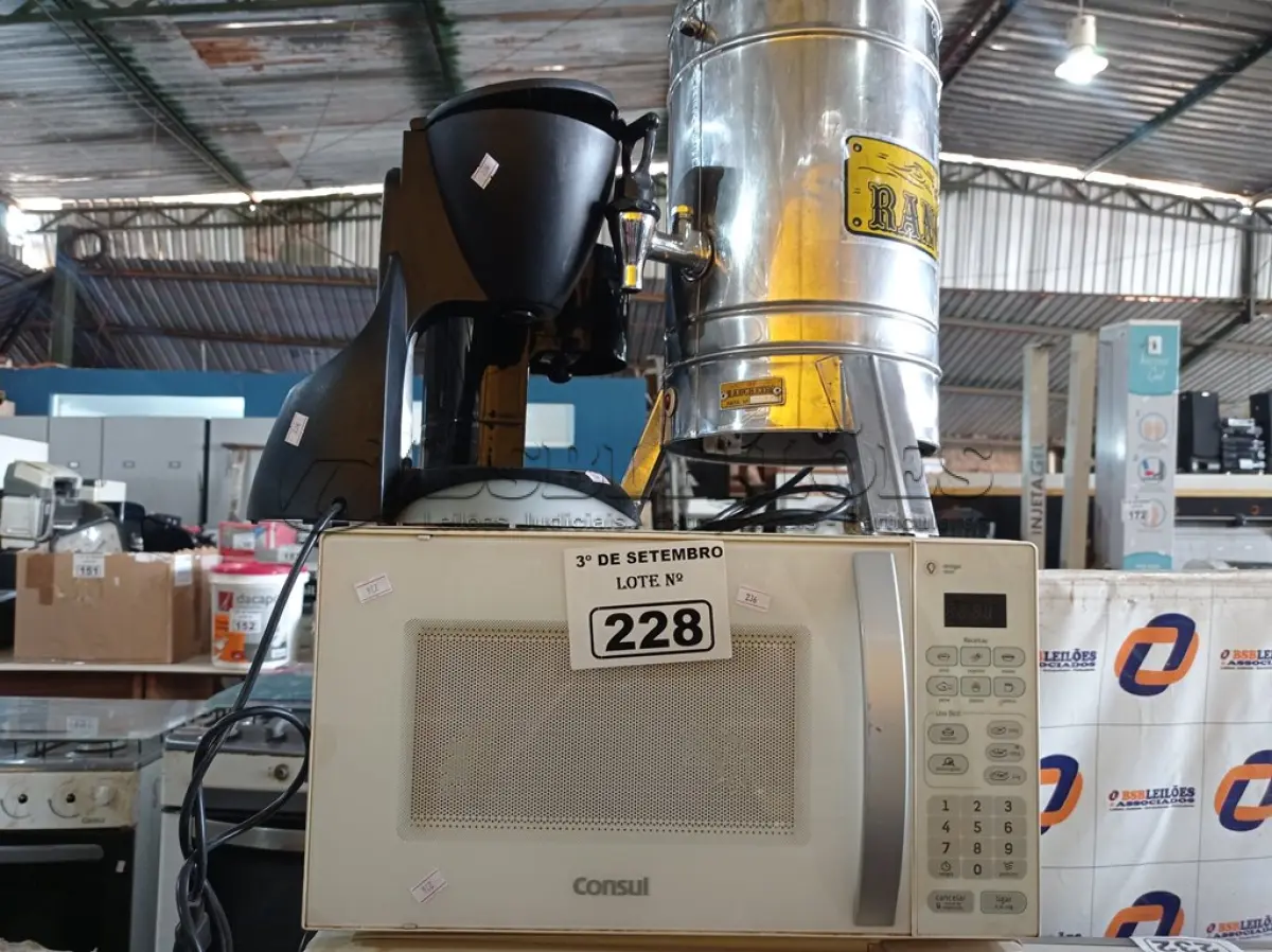 LOTE 228 - 02 MICRO-ONDAS E 03 CAFETEIRAS MARCAS E MODELOS DIVERSOS.  (NO ESTADO) ATENÇÃO! FAZER A VISITAÇÃO ANTES DE ARREMATAR, NÃO SABEMOS SE FUNCIONA. LEILÃO NÃO TEM GARANTIA E NEM DEVOLUÇÃO, SUJEITO A POSSÍVEIS AVARIAS VISÍVEIS/OCULTAS E/OU AUSÊNCIA DE COMPONENTES.