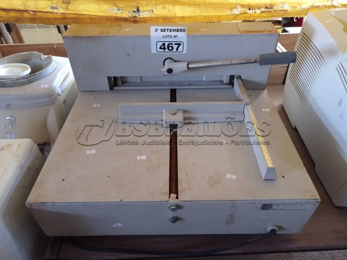 LOTE 467 - 01 GUILHOTINA ELÉTRICA. (NO ESTADO) ATENÇÃO! FAZER A VISITAÇÃO ANTES DE ARREMATAR, NÃO SABEMOS SE FUNCIONA. LEILÃO NÃO TEM GARANTIA E NEM DEVOLUÇÃO, SUJEITO A POSSÍVEIS AVARIAS VISÍVEIS/OCULTAS E/OU AUSÊNCIA DE COMPONENTES.