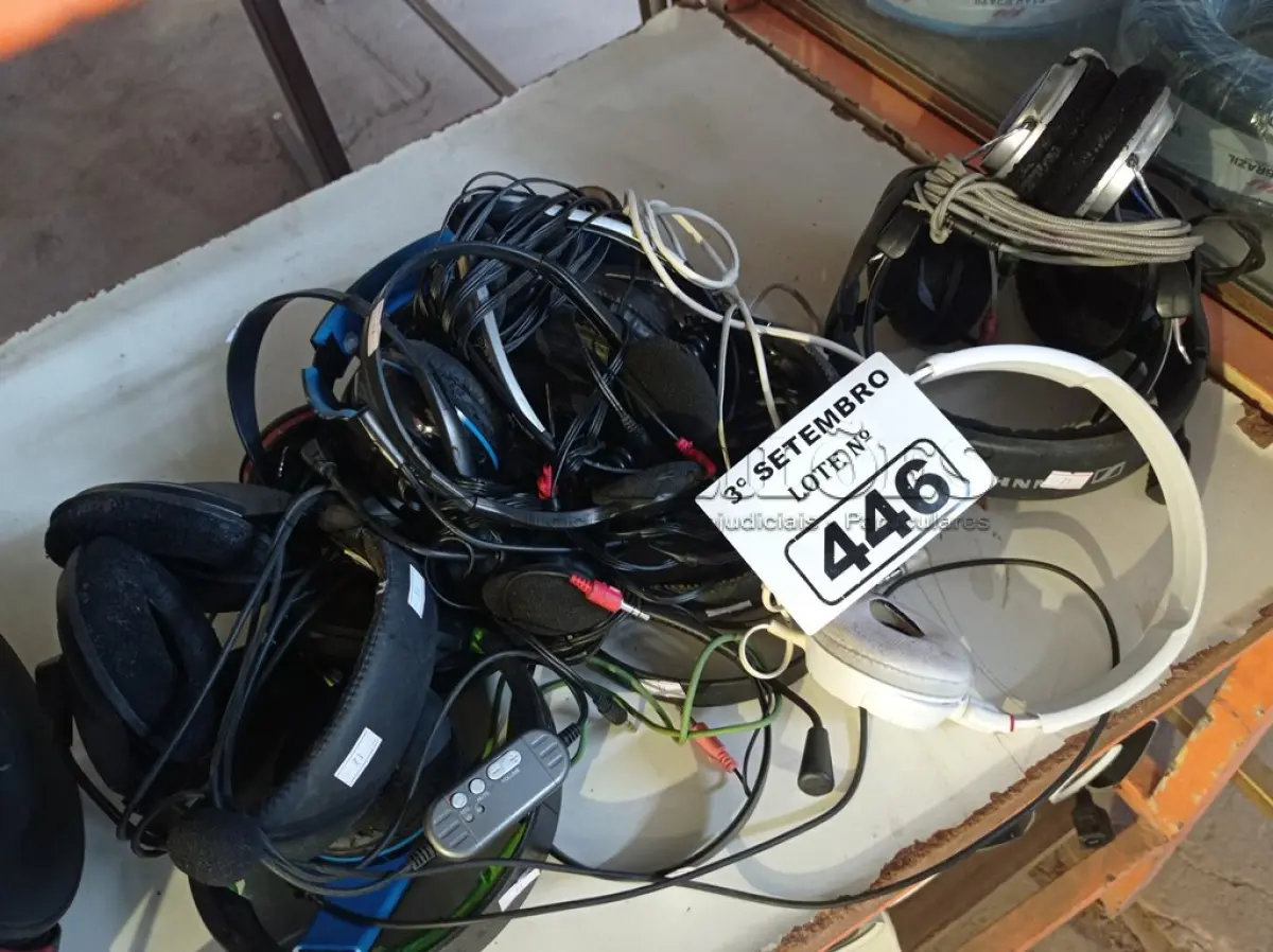 LOTE 446 - 01 LOTE COM VÁRIOS FONES DE OUVIDO MARCAS E MODELOS DIVERSOS. (NO ESTADO) ATENÇÃO! FAZER A VISITAÇÃO ANTES DE ARREMATAR, NÃO SABEMOS SE FUNCIONA. LEILÃO NÃO TEM GARANTIA E NEM DEVOLUÇÃO, SUJEITO A POSSÍVEIS AVARIAS VISÍVEIS/OCULTAS E/OU AUSÊNCIA DE COMPONENTES.