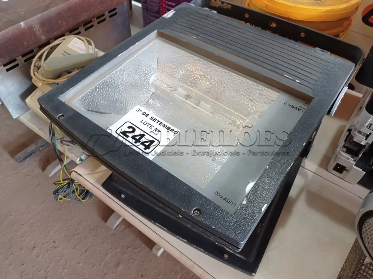 LOTE 244 - 02 LUMINÁRIAS DE PÁTIO. (NO ESTADO) ATENÇÃO! FAZER A VISITAÇÃO ANTES DE ARREMATAR, NÃO SABEMOS SE FUNCIONA. LEILÃO NÃO TEM GARANTIA E NEM DEVOLUÇÃO, SUJEITO A POSSÍVEIS AVARIAS VISÍVEIS/OCULTAS E/OU AUSÊNCIA DE COMPONENTES.