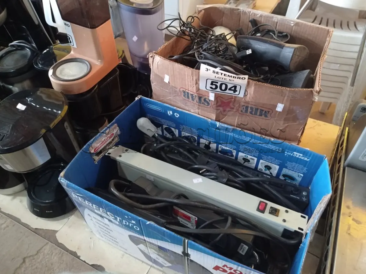 LOTE 504 - 01 LOTE COM VÁRIAS RÉGUAS ELÉTRICAS E CAIXINHAS DE SOM PARA PC MARCAS E MODELOS DIVERSOS. (NO ESTADO) ATENÇÃO! FAZER A VISITAÇÃO ANTES DE ARREMATAR, NÃO SABEMOS SE FUNCIONA. LEILÃO NÃO TEM GARANTIA E NEM DEVOLUÇÃO, SUJEITO A POSSÍVEIS AVARIAS VISÍVEIS/OCULTAS E/OU AUSÊNCIA DE COMPONENTES.