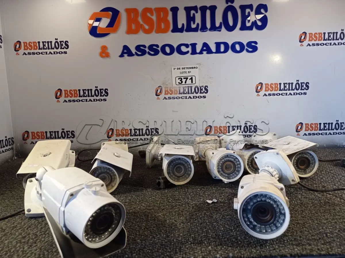 LOTE 371 - 01 LOTE COM VÁRIAS CÂMERAS DE SEGURANÇA MARCAS E MODELOS DIVERSOS. (NO ESTADO) ATENÇÃO! FAZER A VISITAÇÃO ANTES DE ARREMATAR, NÃO SABEMOS SE FUNCIONA. LEILÃO NÃO TEM GARANTIA E NEM DEVOLUÇÃO, SUJEITO A POSSÍVEIS AVARIAS VISÍVEIS/OCULTAS E/OU AUSÊNCIA DE COMPONENTES.