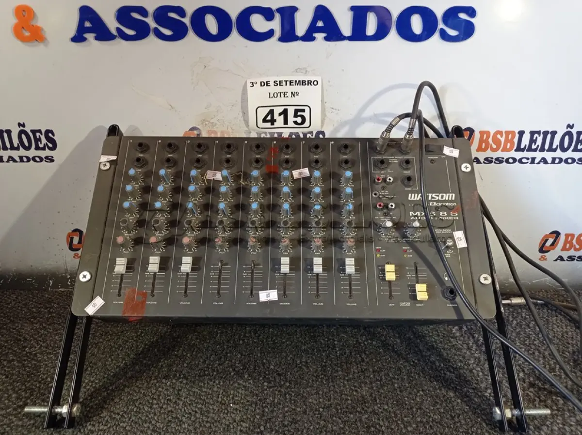 LOTE 415 - 01 MESA DE SOM MARCA WATTISOM MODELO MXS 8S. (NO ESTADO) ATENÇÃO! FAZER A VISITAÇÃO ANTES DE ARREMATAR, NÃO SABEMOS SE FUNCIONA. LEILÃO NÃO TEM GARANTIA E NEM DEVOLUÇÃO, SUJEITO A POSSÍVEIS AVARIAS VISÍVEIS/OCULTAS E/OU AUSÊNCIA DE COMPONENTES.