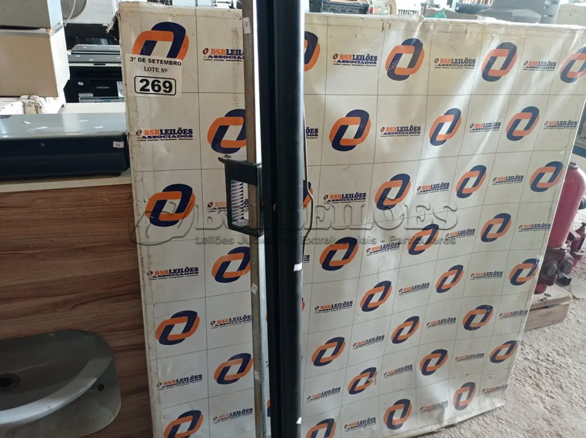 LOTE 269 - 01 PROJETOR MULTIMIDIA, 01 TRIPÉ E 01 TELA DE PROJEÇÃO. (NO ESTADO) ATENÇÃO! FAZER A VISITAÇÃO ANTES DE ARREMATAR, NÃO SABEMOS SE FUNCIONA. LEILÃO NÃO TEM GARANTIA E NEM DEVOLUÇÃO, SUJEITO A POSSÍVEIS AVARIAS VISÍVEIS/OCULTAS E/OU AUSÊNCIA DE COMPONENTES.