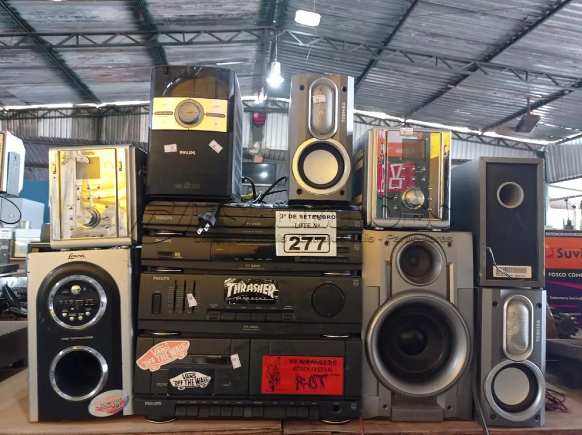 LOTE 277 - 04 APARELHOS DE SOM, 04 CAIXAS DE SOM, 01 SUBWOOFER E 02 ESTABILIZADORES MARCAS E MODELOS DIVERSOS. (NO ESTADO) ATENÇÃO! FAZER A VISITAÇÃO ANTES DE ARREMATAR, NÃO SABEMOS SE FUNCIONA. LEILÃO NÃO TEM GARANTIA E NEM DEVOLUÇÃO, SUJEITO A POSSÍVEIS AVARIAS VISÍVEIS/OCULTAS E/OU AUSÊNCIA DE COMPONENTES.