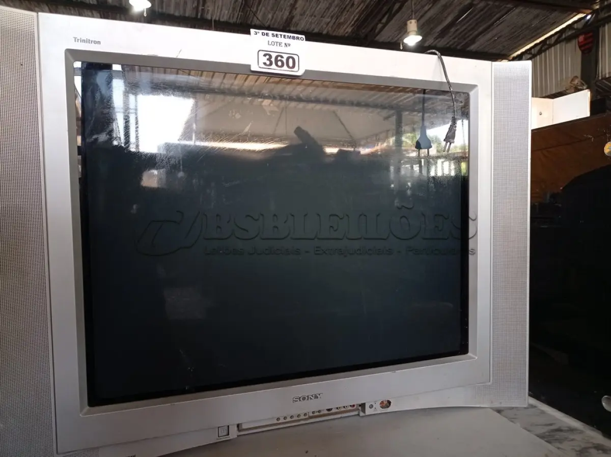 LOTE 360 - 01 TV DE TUBO MARCA SONY. (NO ESTADO) ATENÇÃO! FAZER A VISITAÇÃO ANTES DE ARREMATAR, NÃO SABEMOS SE FUNCIONA. LEILÃO NÃO TEM GARANTIA E NEM DEVOLUÇÃO, SUJEITO A POSSÍVEIS AVARIAS VISÍVEIS/OCULTAS E/OU AUSÊNCIA DE COMPONENTES.