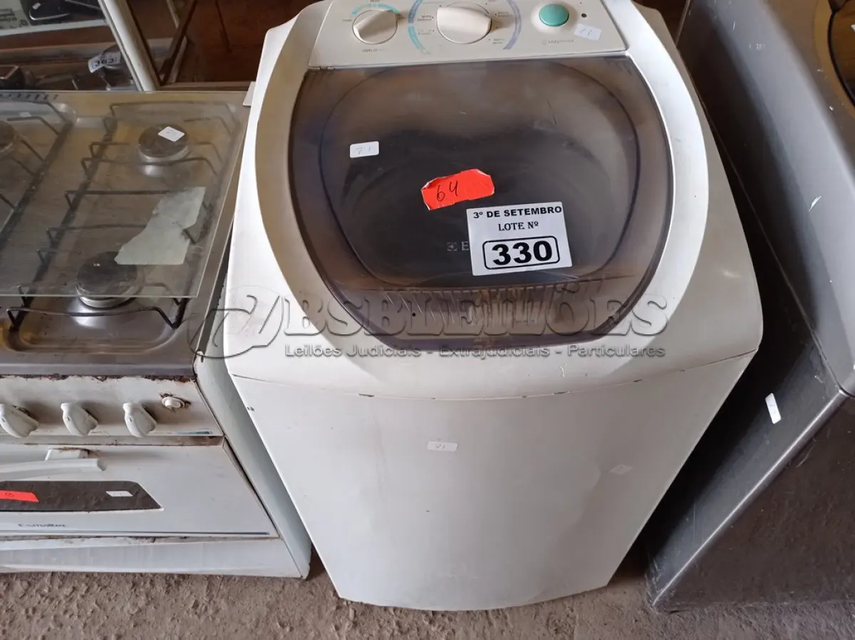 LOTE 330 - 01 MÁQUINA DE LAVAR ROUPAS MARCA ELECTROLUX CAPACIDADE 6KG 220V. (NO ESTADO) ATENÇÃO! FAZER A VISITAÇÃO ANTES DE ARREMATAR, NÃO SABEMOS SE FUNCIONA. LEILÃO NÃO TEM GARANTIA E NEM DEVOLUÇÃO, SUJEITO A POSSÍVEIS AVARIAS VISÍVEIS/OCULTAS E/OU AUSÊNCIA DE COMPONENTES.