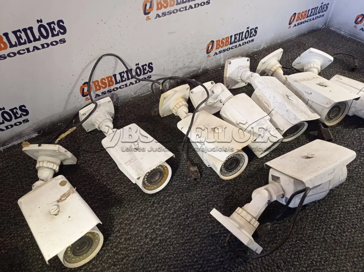 LOTE 431 - 01 LOTE COM VÁRIAS CÂMERAS DE SEGURANÇA MARCAS E MODELOS DIVERSOS. (NO ESTADO) ATENÇÃO! FAZER A VISITAÇÃO ANTES DE ARREMATAR, NÃO SABEMOS SE FUNCIONA. LEILÃO NÃO TEM GARANTIA E NEM DEVOLUÇÃO, SUJEITO A POSSÍVEIS AVARIAS VISÍVEIS/OCULTAS E/OU AUSÊNCIA DE COMPONENTES.
