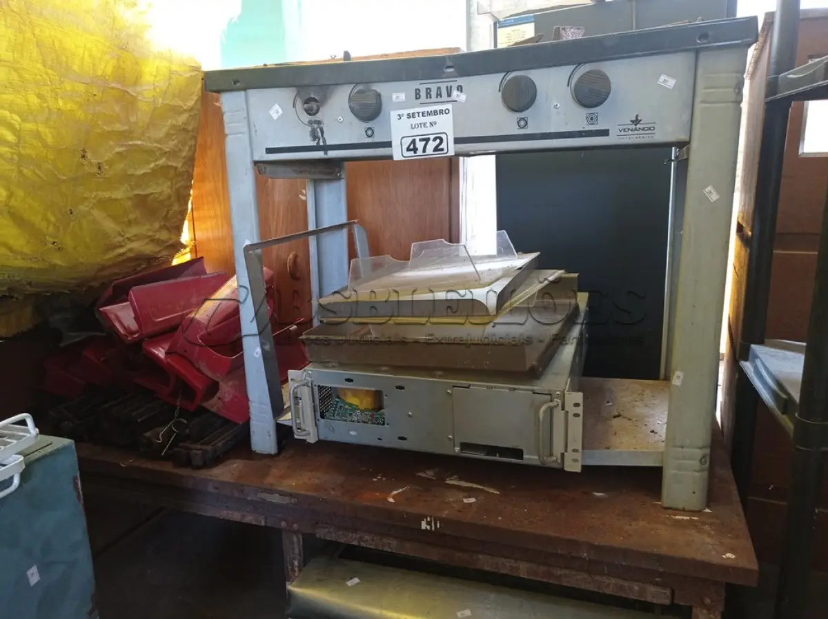 LOTE 472 - 01 SUCATA DE SHAR BROILER, 01 BANCADA BAIXA DE FERRO, 01 NOBREAK PARA RACK E 01 FOGÃO INDUSTRIAL 02 BOCAS. (NO ESTADO) ATENÇÃO! FAZER A VISITAÇÃO ANTES DE ARREMATAR, NÃO SABEMOS SE FUNCIONA. LEILÃO NÃO TEM GARANTIA E NEM DEVOLUÇÃO, SUJEITO A POSSÍVEIS AVARIAS VISÍVEIS/OCULTAS E/OU AUSÊNCIA DE COMPONENTES.