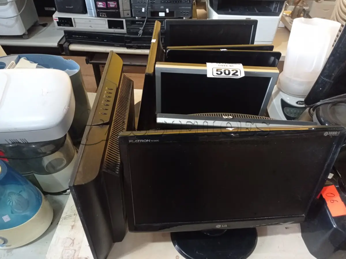 LOTE 502 - 09 MONITORES MARCAS E MODELOS DIVERSOS PARA RETIRADA DE PEÇAS. (NO ESTADO) ATENÇÃO! FAZER A VISITAÇÃO ANTES DE ARREMATAR, NÃO SABEMOS SE FUNCIONA. LEILÃO NÃO TEM GARANTIA E NEM DEVOLUÇÃO, SUJEITO A POSSÍVEIS AVARIAS VISÍVEIS/OCULTAS E/OU AUSÊNCIA DE COMPONENTES.