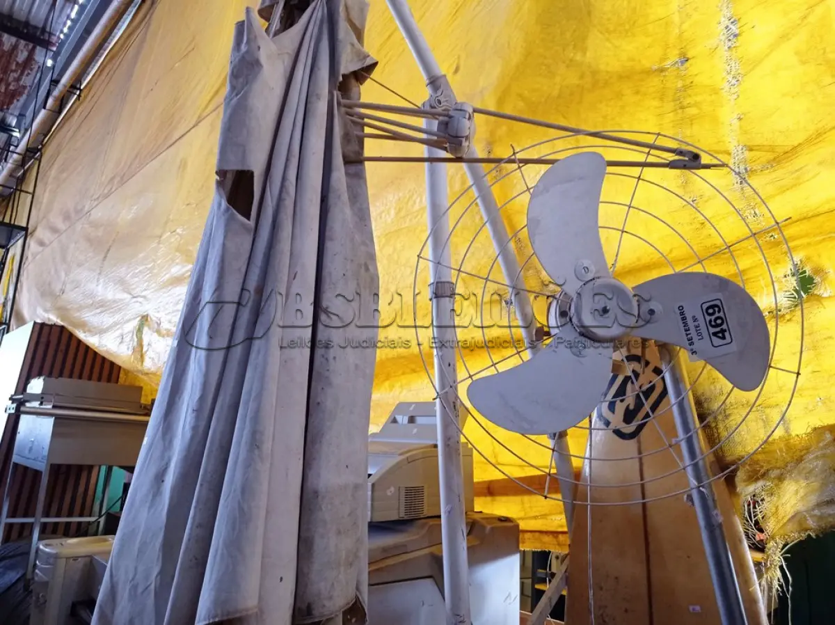 LOTE 469 - 01 OMBRELONE, 01 PRANCHA DE SURF, 01 VENTILADOR E 01 SUCATA DE WALKMACHINE. (NO ESTADO) ATENÇÃO! FAZER A VISITAÇÃO ANTES DE ARREMATAR, NÃO SABEMOS SE FUNCIONA. LEILÃO NÃO TEM GARANTIA E NEM DEVOLUÇÃO, SUJEITO A POSSÍVEIS AVARIAS VISÍVEIS/OCULTAS E/OU AUSÊNCIA DE COMPONENTES.