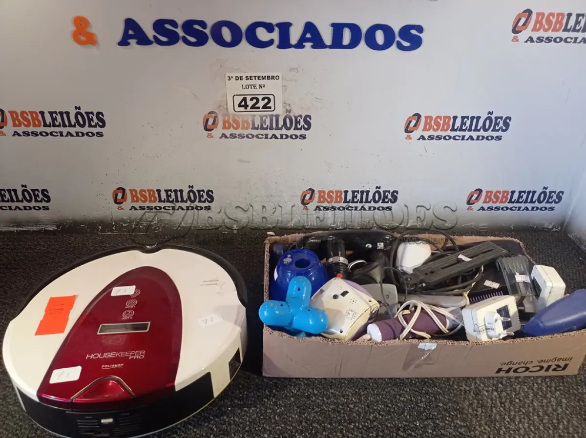 LOTE 422 - 01 ROBÔ ASPIRADOR E PERIFÉRICOS DIVERSOS. (NO ESTADO) ATENÇÃO! FAZER A VISITAÇÃO ANTES DE ARREMATAR, NÃO SABEMOS SE FUNCIONA. LEILÃO NÃO TEM GARANTIA E NEM DEVOLUÇÃO, SUJEITO A POSSÍVEIS AVARIAS VISÍVEIS/OCULTAS E/OU AUSÊNCIA DE COMPONENTES.