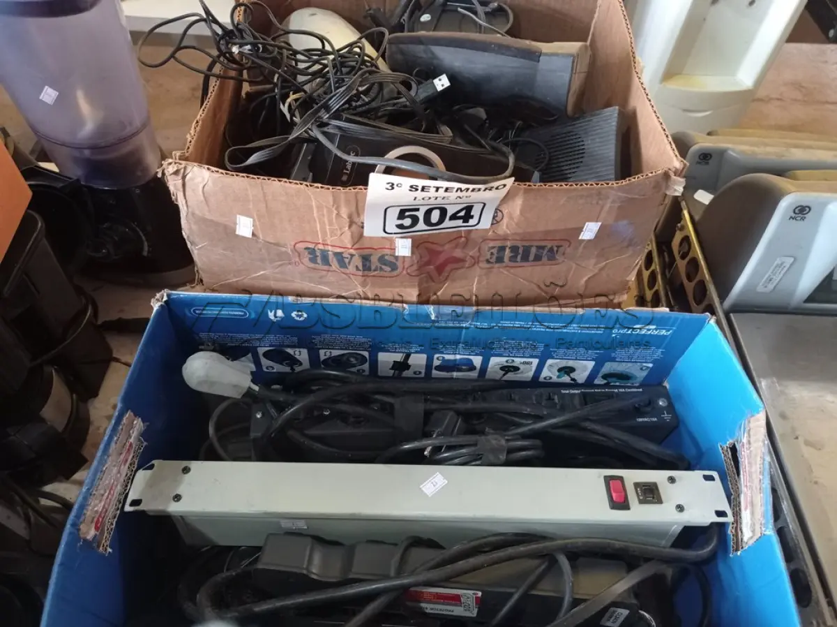 LOTE 504 - 01 LOTE COM VÁRIAS RÉGUAS ELÉTRICAS E CAIXINHAS DE SOM PARA PC MARCAS E MODELOS DIVERSOS. (NO ESTADO) ATENÇÃO! FAZER A VISITAÇÃO ANTES DE ARREMATAR, NÃO SABEMOS SE FUNCIONA. LEILÃO NÃO TEM GARANTIA E NEM DEVOLUÇÃO, SUJEITO A POSSÍVEIS AVARIAS VISÍVEIS/OCULTAS E/OU AUSÊNCIA DE COMPONENTES.