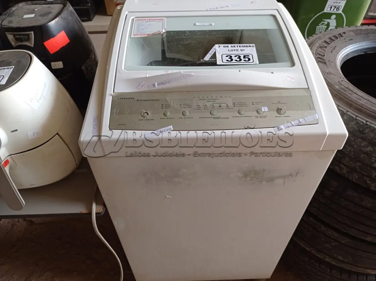 LOTE 335 - 01 MÁQUINA DE LAVAR ROUPAS MARCA BRASTEMP. (NO ESTADO) ATENÇÃO! FAZER A VISITAÇÃO ANTES DE ARREMATAR, NÃO SABEMOS SE FUNCIONA. LEILÃO NÃO TEM GARANTIA E NEM DEVOLUÇÃO, SUJEITO A POSSÍVEIS AVARIAS VISÍVEIS/OCULTAS E/OU AUSÊNCIA DE COMPONENTES.