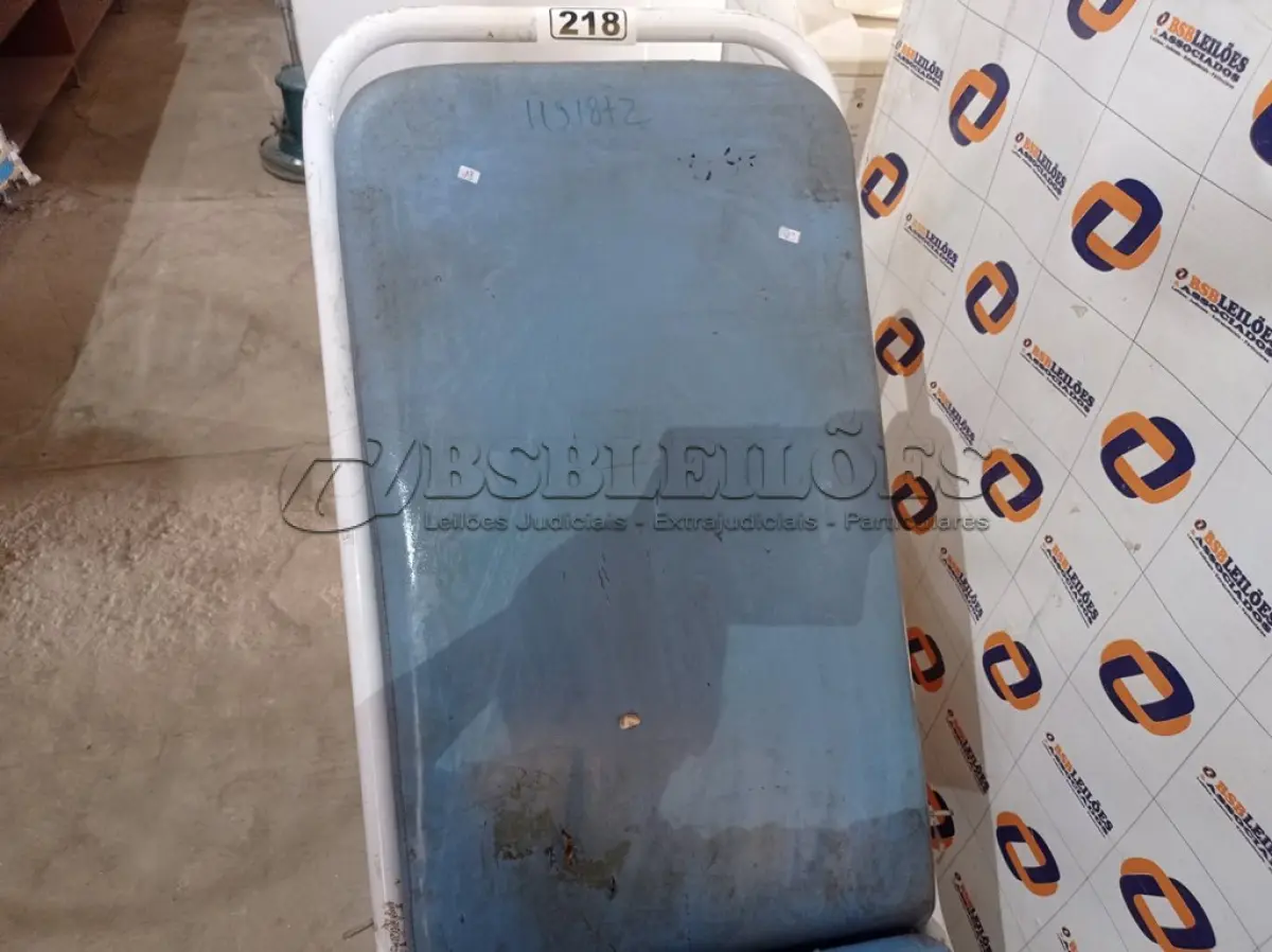 LOTE 218 - 01 CADEIRA ODONTOLÓGICA INCOMPLETA. (NO ESTADO) ATENÇÃO! FAZER A VISITAÇÃO ANTES DE ARREMATAR, NÃO SABEMOS SE FUNCIONA. LEILÃO NÃO TEM GARANTIA E NEM DEVOLUÇÃO, SUJEITO A POSSÍVEIS AVARIAS VISÍVEIS/OCULTAS E/OU AUSÊNCIA DE COMPONENTES.