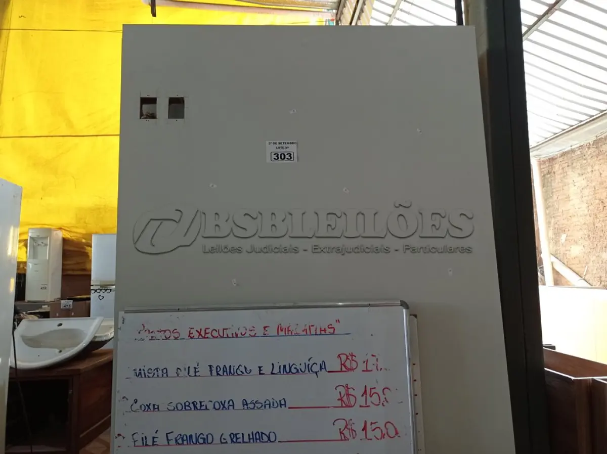 LOTE 303 - 09 PAINÉIS DE DIVISÓRIA 2,14M X 1,20M. (NO ESTADO) ATENÇÃO! FAZER A VISITAÇÃO ANTES DE ARREMATAR, NÃO SABEMOS SE FUNCIONA. LEILÃO NÃO TEM GARANTIA E NEM DEVOLUÇÃO, SUJEITO A POSSÍVEIS AVARIAS VISÍVEIS/OCULTAS E/OU AUSÊNCIA DE COMPONENTES.