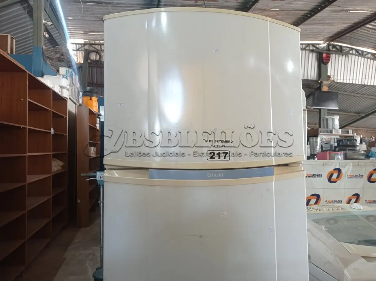 LOTE 217 - 01 GELADEIRA MARCA CÔNSUL 220V. (NO ESTADO) ATENÇÃO! FAZER A VISITAÇÃO ANTES DE ARREMATAR, NÃO SABEMOS SE FUNCIONA. LEILÃO NÃO TEM GARANTIA E NEM DEVOLUÇÃO, SUJEITO A POSSÍVEIS AVARIAS VISÍVEIS/OCULTAS E/OU AUSÊNCIA DE COMPONENTES.