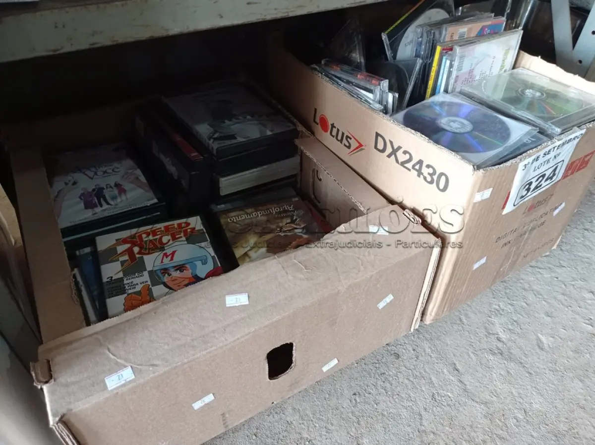 LOTE 324 - 01 LOTE COM VÁRIOS CDS E DVD DE TÍTULOS DIVERSOS. (NO ESTADO) ATENÇÃO! FAZER A VISITAÇÃO ANTES DE ARREMATAR, NÃO SABEMOS SE FUNCIONA. LEILÃO NÃO TEM GARANTIA E NEM DEVOLUÇÃO, SUJEITO A POSSÍVEIS AVARIAS VISÍVEIS/OCULTAS E/OU AUSÊNCIA DE COMPONENTES.