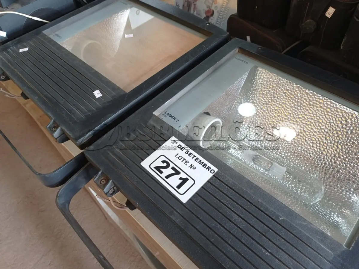 LOTE 271 - 02 LUMINÁRIAS DE PÁTIO. (NO ESTADO) ATENÇÃO! FAZER A VISITAÇÃO ANTES DE ARREMATAR, NÃO SABEMOS SE FUNCIONA. LEILÃO NÃO TEM GARANTIA E NEM DEVOLUÇÃO, SUJEITO A POSSÍVEIS AVARIAS VISÍVEIS/OCULTAS E/OU AUSÊNCIA DE COMPONENTES.