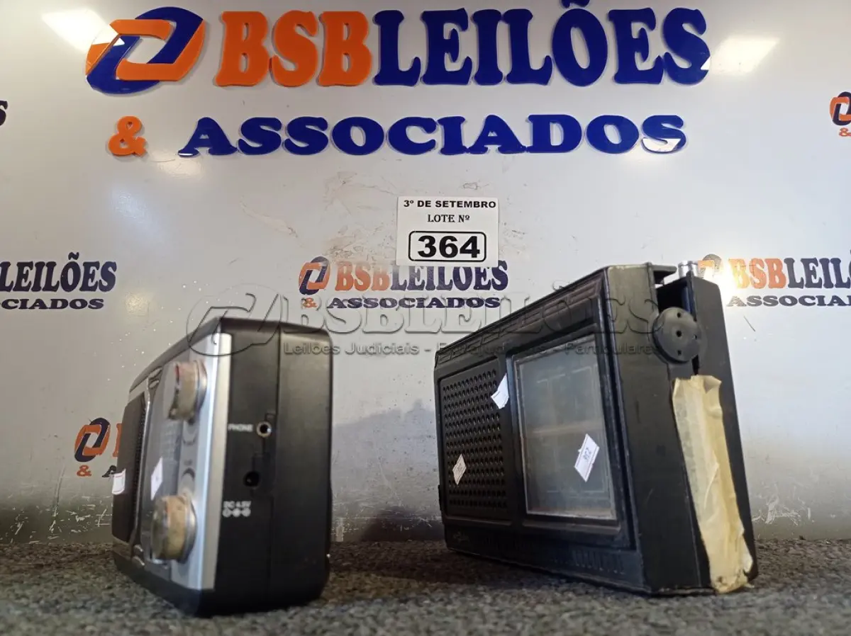 LOTE 364 - 02 RÁDIOS DE ONDAS CURTAS. (NO ESTADO) ATENÇÃO! FAZER A VISITAÇÃO ANTES DE ARREMATAR, NÃO SABEMOS SE FUNCIONA. LEILÃO NÃO TEM GARANTIA E NEM DEVOLUÇÃO, SUJEITO A POSSÍVEIS AVARIAS VISÍVEIS/OCULTAS E/OU AUSÊNCIA DE COMPONENTES.