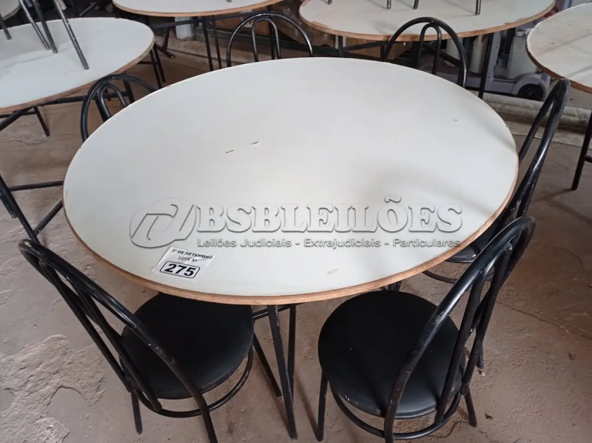 LOTE 275 - 01 MESA DE FERRO COM BASE DOBRÁVEL, TAMPO EM MADEIRA E 06 CADEIRAS DE FERRO COM ASSENTO ALMOFADADO. (NO ESTADO) ATENÇÃO! FAZER A VISITAÇÃO ANTES DE ARREMATAR, NÃO SABEMOS SE FUNCIONA. LEILÃO NÃO TEM GARANTIA E NEM DEVOLUÇÃO, SUJEITO A POSSÍVEIS AVARIAS VISÍVEIS/OCULTAS E/OU AUSÊNCIA DE COMPONENTES.