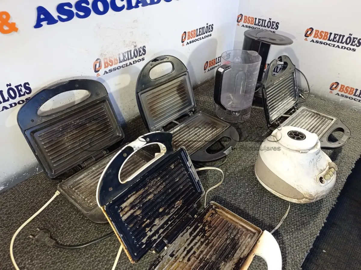 LOTE 319 - 04 SANDUICHEIRAS, 01 CAFETEIRA, 01 BASE E 01 COPO DE LIQUIDIFICADOR. (NO ESTADO) ATENÇÃO! FAZER A VISITAÇÃO ANTES DE ARREMATAR, NÃO SABEMOS SE FUNCIONA. LEILÃO NÃO TEM GARANTIA E NEM DEVOLUÇÃO, SUJEITO A POSSÍVEIS AVARIAS VISÍVEIS/OCULTAS E/OU AUSÊNCIA DE COMPONENTES.