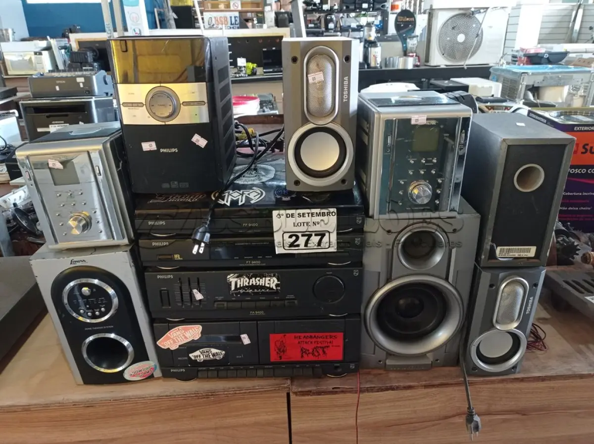 LOTE 277 - 04 APARELHOS DE SOM, 04 CAIXAS DE SOM, 01 SUBWOOFER E 02 ESTABILIZADORES MARCAS E MODELOS DIVERSOS. (NO ESTADO) ATENÇÃO! FAZER A VISITAÇÃO ANTES DE ARREMATAR, NÃO SABEMOS SE FUNCIONA. LEILÃO NÃO TEM GARANTIA E NEM DEVOLUÇÃO, SUJEITO A POSSÍVEIS AVARIAS VISÍVEIS/OCULTAS E/OU AUSÊNCIA DE COMPONENTES.