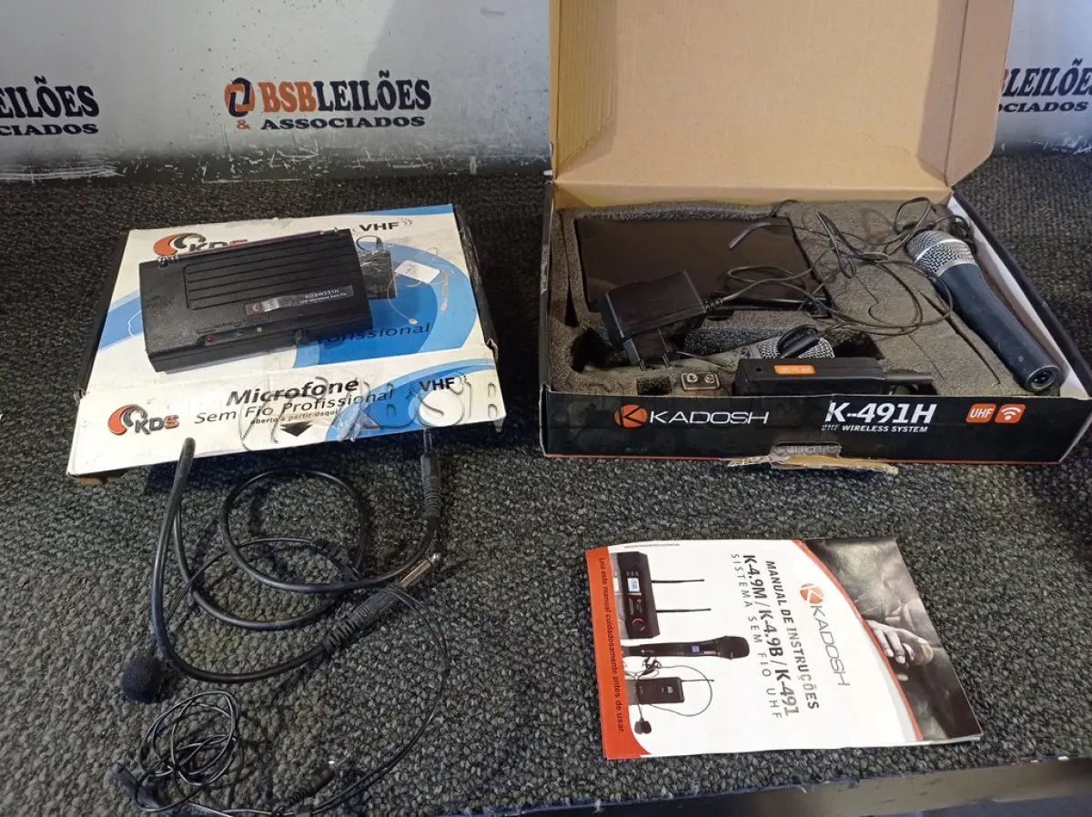 LOTE 429 - 02 MICROFONES MARCAS E MODELOS DIVERSOS. (NO ESTADO) ATENÇÃO! FAZER A VISITAÇÃO ANTES DE ARREMATAR, NÃO SABEMOS SE FUNCIONA. LEILÃO NÃO TEM GARANTIA E NEM DEVOLUÇÃO, SUJEITO A POSSÍVEIS AVARIAS VISÍVEIS/OCULTAS E/OU AUSÊNCIA DE COMPONENTES.