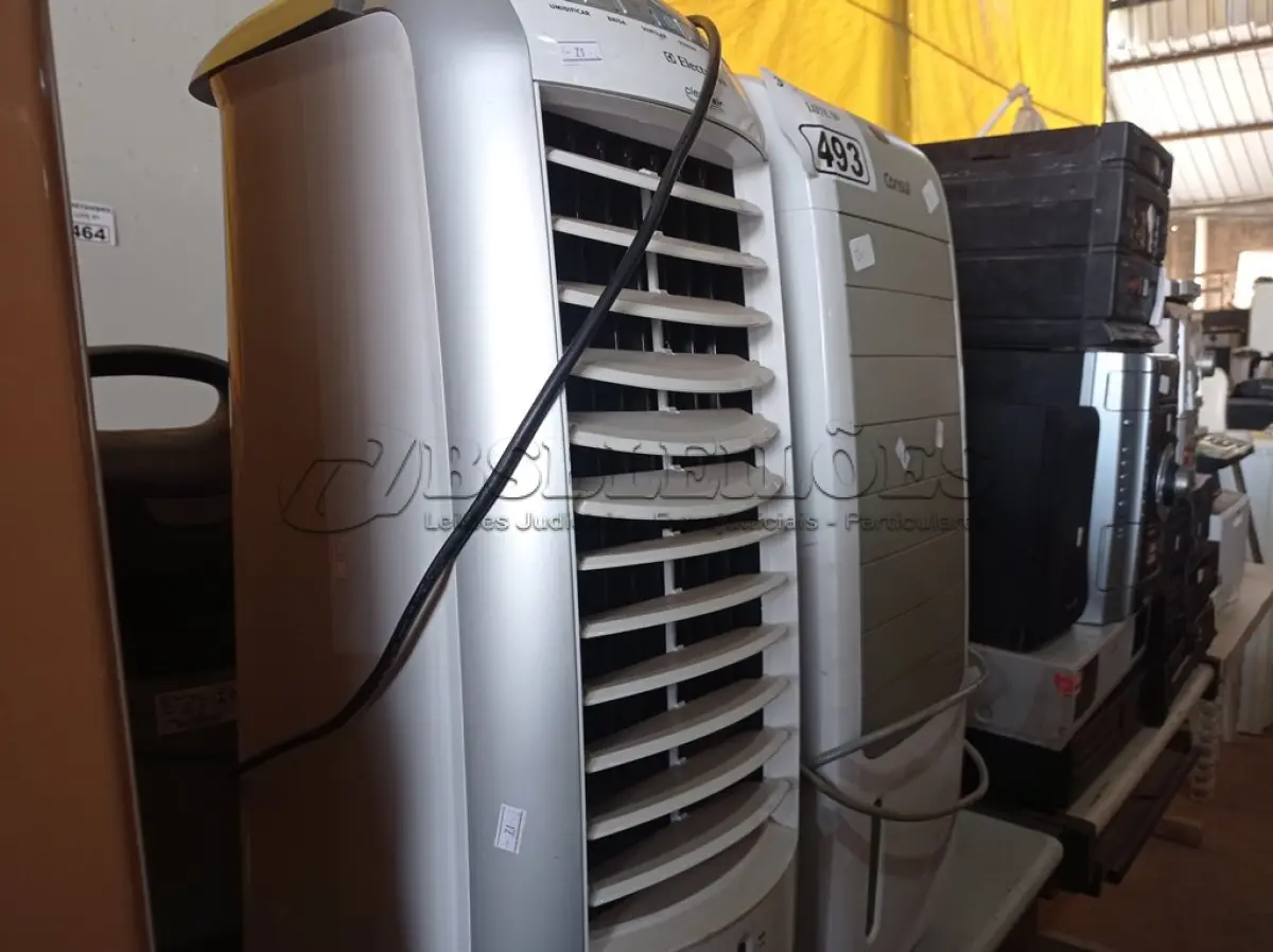 LOTE 493 - 02 CLIMATIZADORES MARCAS E MODELOS DIVERSOS. (NO ESTADO) ATENÇÃO! FAZER A VISITAÇÃO ANTES DE ARREMATAR, NÃO SABEMOS SE FUNCIONA. LEILÃO NÃO TEM GARANTIA E NEM DEVOLUÇÃO, SUJEITO A POSSÍVEIS AVARIAS VISÍVEIS/OCULTAS E/OU AUSÊNCIA DE COMPONENTES.