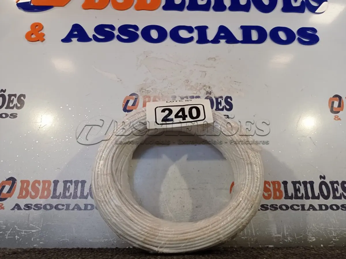 LOTE 240 - 01 ROLO DE CABO FLEXÍVEL 100M, 2,5MM NA COR BRANCA. (NO ESTADO) ATENÇÃO! FAZER A VISITAÇÃO ANTES DE ARREMATAR, NÃO SABEMOS SE FUNCIONA. LEILÃO NÃO TEM GARANTIA E NEM DEVOLUÇÃO, SUJEITO A POSSÍVEIS AVARIAS VISÍVEIS/OCULTAS E/OU AUSÊNCIA DE COMPONENTES.