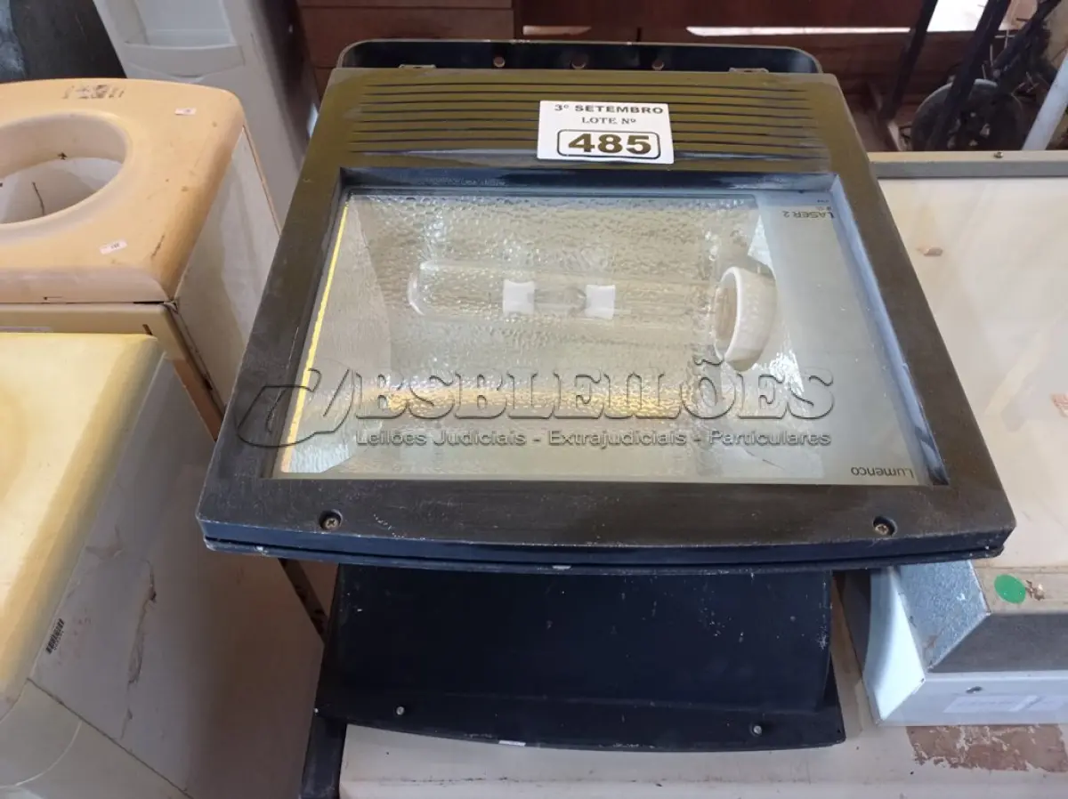 LOTE 485 - 02 LUMINÁRIAS DE PÁTIO. (NO ESTADO) ATENÇÃO! FAZER A VISITAÇÃO ANTES DE ARREMATAR, NÃO SABEMOS SE FUNCIONA. LEILÃO NÃO TEM GARANTIA E NEM DEVOLUÇÃO, SUJEITO A POSSÍVEIS AVARIAS VISÍVEIS/OCULTAS E/OU AUSÊNCIA DE COMPONENTES.