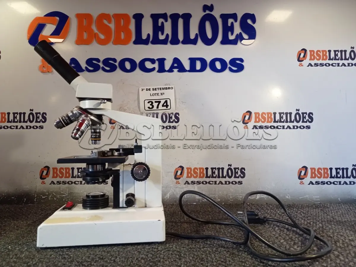 LOTE 374 - 01 MICROSCÓPIO. (NO ESTADO) ATENÇÃO! FAZER A VISITAÇÃO ANTES DE ARREMATAR, NÃO SABEMOS SE FUNCIONA. LEILÃO NÃO TEM GARANTIA E NEM DEVOLUÇÃO, SUJEITO A POSSÍVEIS AVARIAS VISÍVEIS/OCULTAS E/OU AUSÊNCIA DE COMPONENTES.