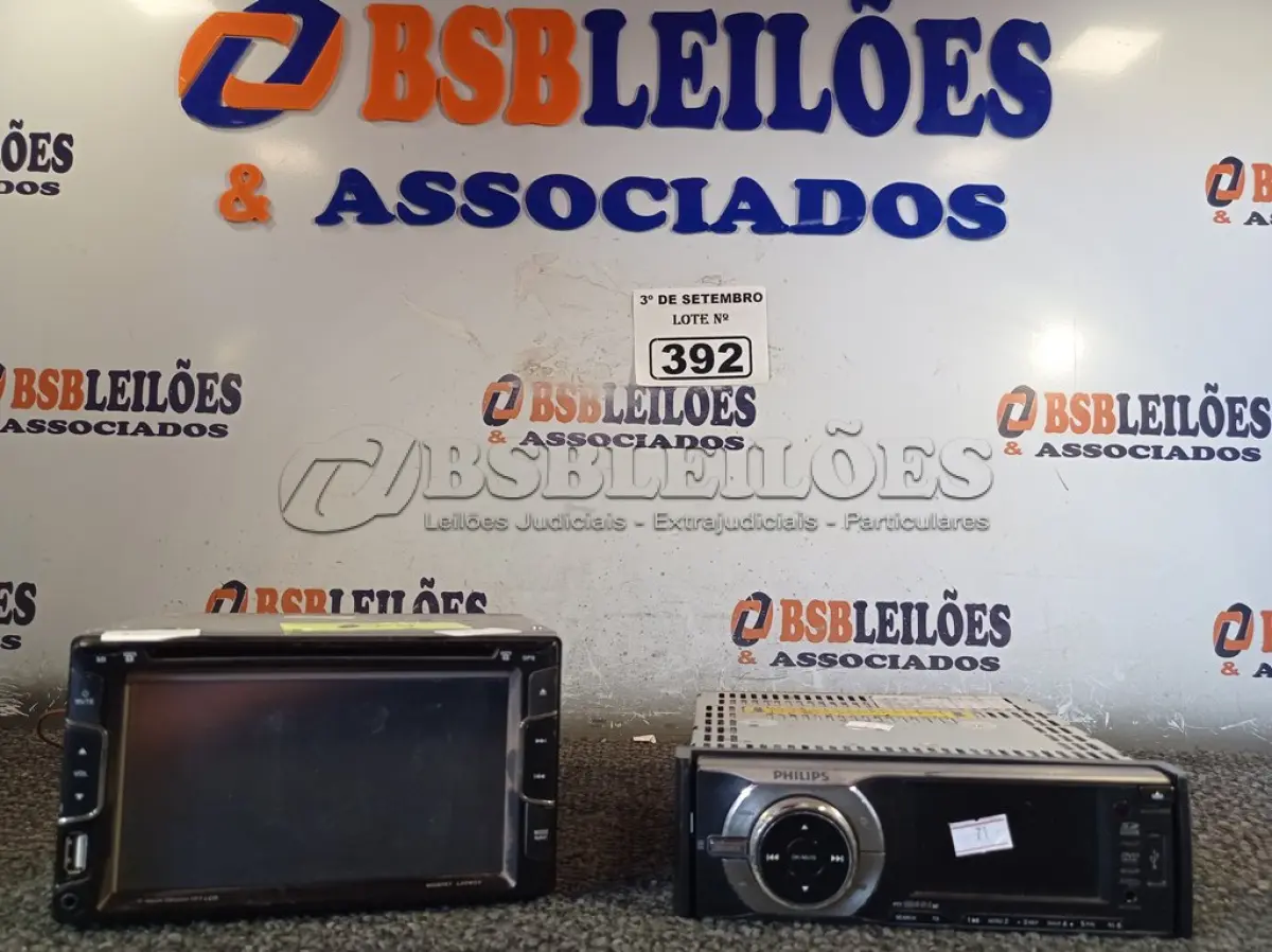 LOTE 392 - 01 CENTRAL MULTIMÍDIA E 01 APARELHO DE SOM AUTOMOTIVO. (NO ESTADO) ATENÇÃO! FAZER A VISITAÇÃO ANTES DE ARREMATAR, NÃO SABEMOS SE FUNCIONA. LEILÃO NÃO TEM GARANTIA E NEM DEVOLUÇÃO, SUJEITO A POSSÍVEIS AVARIAS VISÍVEIS/OCULTAS E/OU AUSÊNCIA DE COMPONENTES.