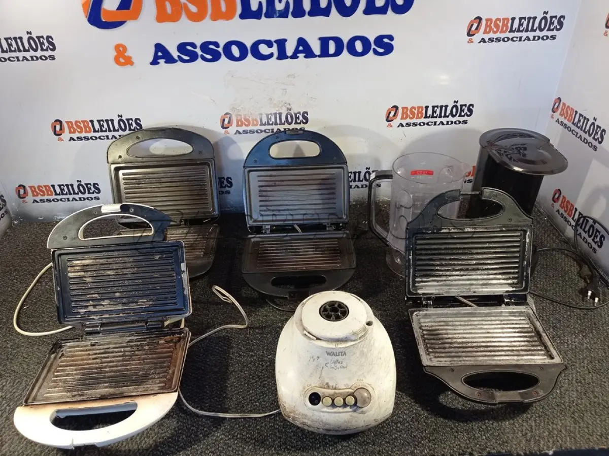 LOTE 319 - 04 SANDUICHEIRAS, 01 CAFETEIRA, 01 BASE E 01 COPO DE LIQUIDIFICADOR. (NO ESTADO) ATENÇÃO! FAZER A VISITAÇÃO ANTES DE ARREMATAR, NÃO SABEMOS SE FUNCIONA. LEILÃO NÃO TEM GARANTIA E NEM DEVOLUÇÃO, SUJEITO A POSSÍVEIS AVARIAS VISÍVEIS/OCULTAS E/OU AUSÊNCIA DE COMPONENTES.