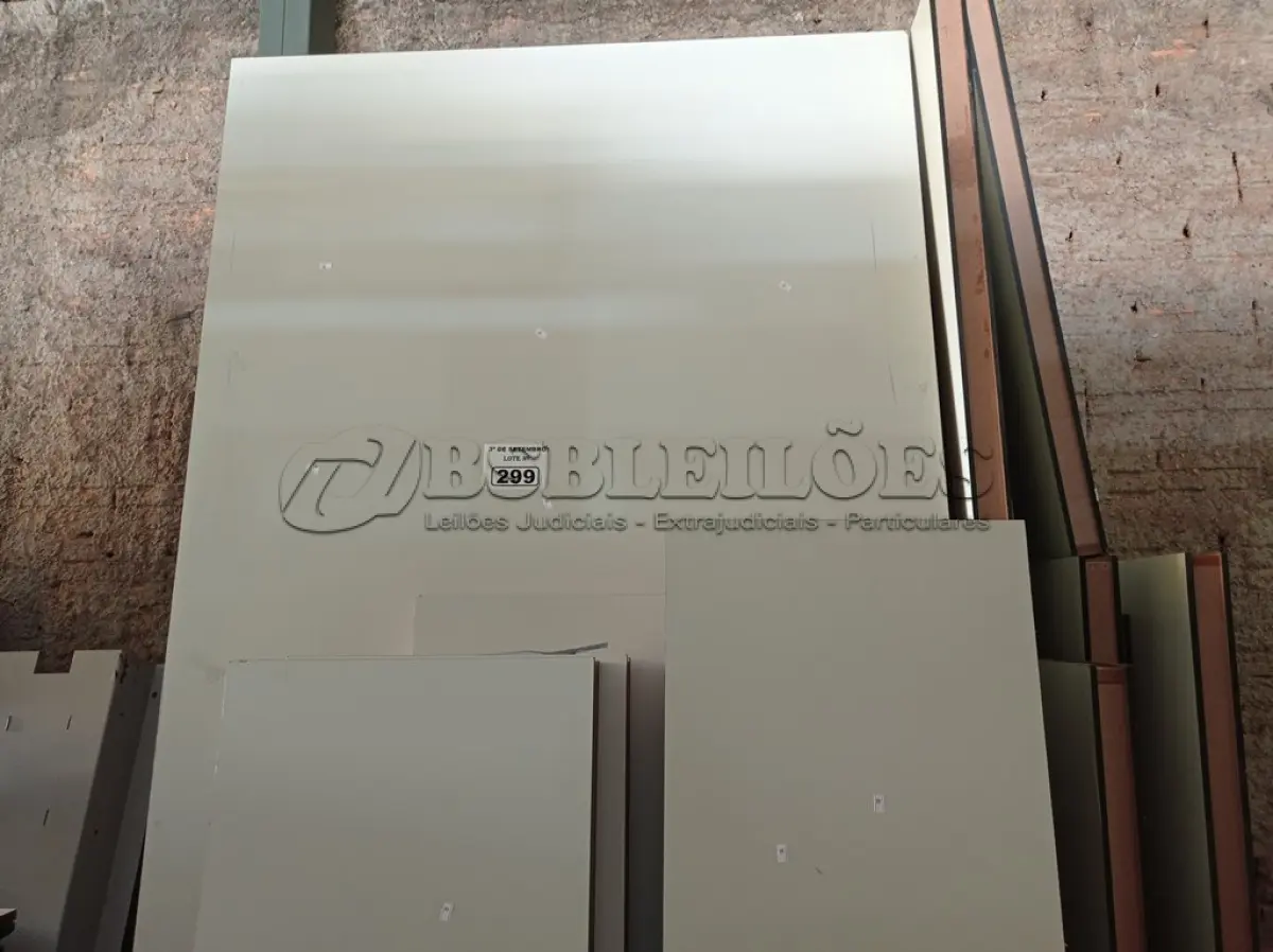 LOTE 299 - 09 PAINÉIS DE DIVISÓRIA 2,14M X 1,20M E VÁRIOS RECORTES. (NO ESTADO) ATENÇÃO! FAZER A VISITAÇÃO ANTES DE ARREMATAR, NÃO SABEMOS SE FUNCIONA. LEILÃO NÃO TEM GARANTIA E NEM DEVOLUÇÃO, SUJEITO A POSSÍVEIS AVARIAS VISÍVEIS/OCULTAS E/OU AUSÊNCIA DE COMPONENTES.