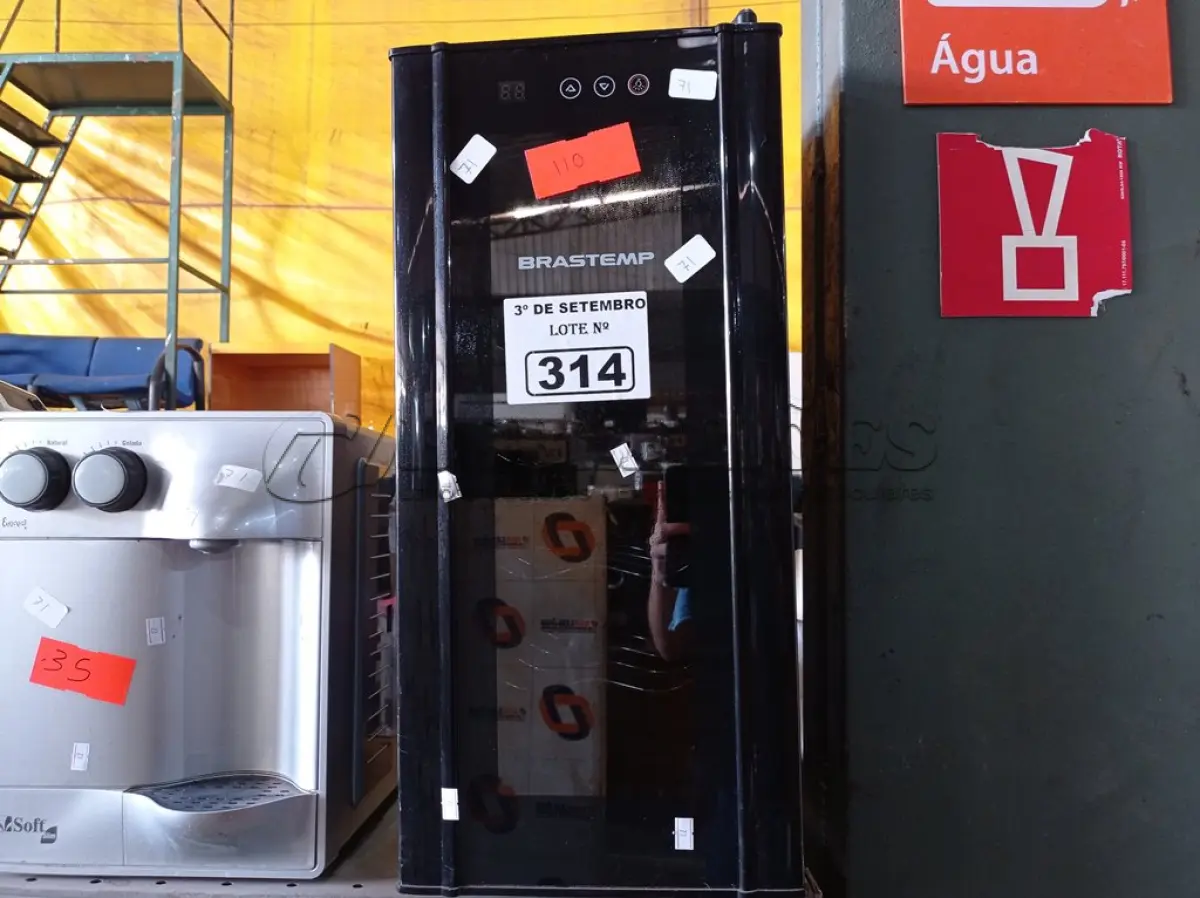 LOTE 314 - 01 ADEGA MARCA BRASTEMP 220V. (NO ESTADO) ATENÇÃO! FAZER A VISITAÇÃO ANTES DE ARREMATAR, NÃO SABEMOS SE FUNCIONA. LEILÃO NÃO TEM GARANTIA E NEM DEVOLUÇÃO, SUJEITO A POSSÍVEIS AVARIAS VISÍVEIS/OCULTAS E/OU AUSÊNCIA DE COMPONENTES.