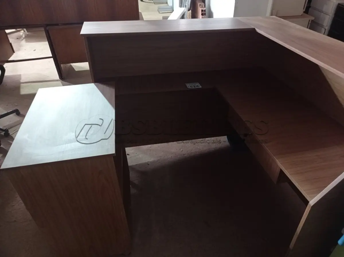 LOTE 524 - 01 BALCÃO DE ATENDIMENTO EM MADEIRA. (NO ESTADO) ATENÇÃO! FAZER A VISITAÇÃO ANTES DE ARREMATAR, NÃO SABEMOS SE FUNCIONA. LEILÃO NÃO TEM GARANTIA E NEM DEVOLUÇÃO, SUJEITO A POSSÍVEIS AVARIAS VISÍVEIS/OCULTAS E/OU AUSÊNCIA DE COMPONENTES.