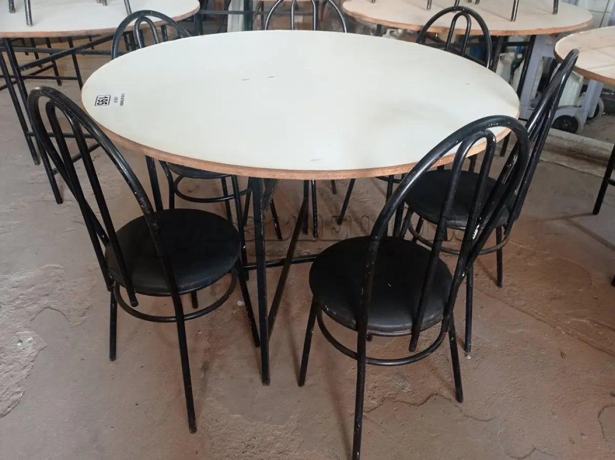 LOTE 195 - 01 MESA DE FERRO COM BASE DOBRÁVEL, TAMPO EM MADEIRA E 06 CADEIRAS DE FERRO COM ASSENTO ALMOFADADO. (NO ESTADO) ATENÇÃO! FAZER A VISITAÇÃO ANTES DE ARREMATAR, NÃO SABEMOS SE FUNCIONA. LEILÃO NÃO TEM GARANTIA E NEM DEVOLUÇÃO, SUJEITO A POSSÍVEIS AVARIAS VISÍVEIS/OCULTAS E/OU AUSÊNCIA DE COMPONENTES.