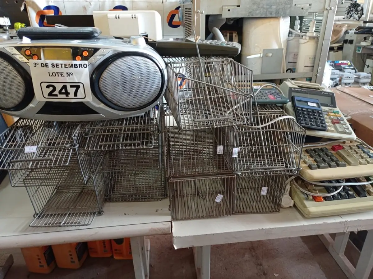 LOTE 247 - 01 APARELHO DE SOM, VÁRIAS CALCULADORAS E RATOEIRAS. (NO ESTADO) ATENÇÃO! FAZER A VISITAÇÃO ANTES DE ARREMATAR, NÃO SABEMOS SE FUNCIONA. LEILÃO NÃO TEM GARANTIA E NEM DEVOLUÇÃO, SUJEITO A POSSÍVEIS AVARIAS VISÍVEIS/OCULTAS E/OU AUSÊNCIA DE COMPONENTES.