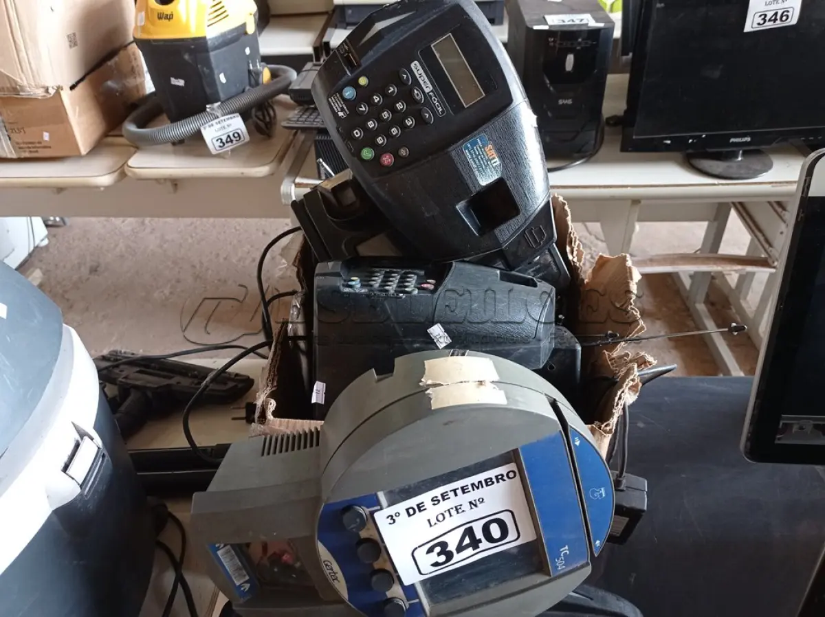 LOTE 340 - 01 LEITOR DE CÓDIGOS DE BARRAS, 05 RELÓGIOS DE PONTO E VÁRIAS ANTENAS DE TV INTERNAS. (NO ESTADO) ATENÇÃO! FAZER A VISITAÇÃO ANTES DE ARREMATAR, NÃO SABEMOS SE FUNCIONA. LEILÃO NÃO TEM GARANTIA E NEM DEVOLUÇÃO, SUJEITO A POSSÍVEIS AVARIAS VISÍVEIS/OCULTAS E/OU AUSÊNCIA DE COMPONENTES.