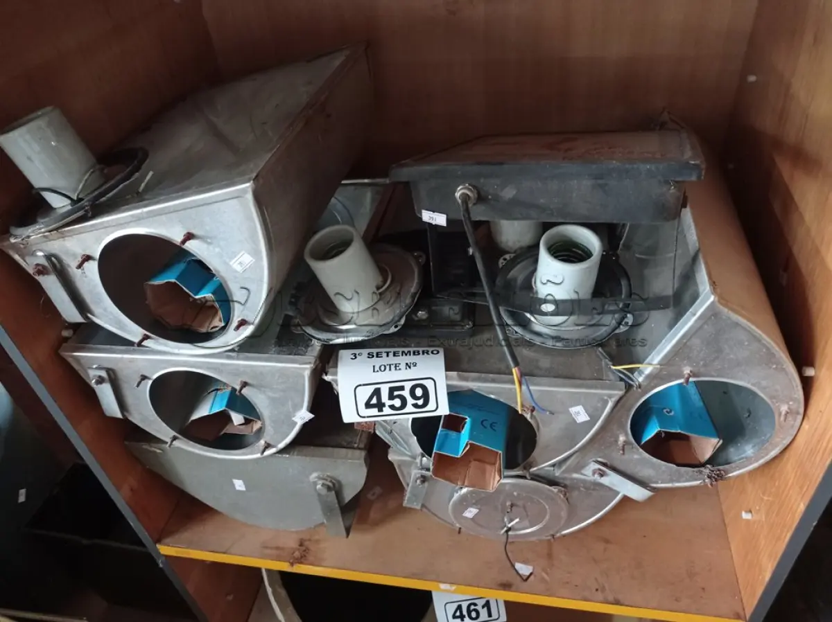 LOTE 459 - 02 REFLETORES DE LED E 06 LUMINÁRIAS DE PÁTIO. (NO ESTADO) ATENÇÃO! FAZER A VISITAÇÃO ANTES DE ARREMATAR, NÃO SABEMOS SE FUNCIONA. LEILÃO NÃO TEM GARANTIA E NEM DEVOLUÇÃO, SUJEITO A POSSÍVEIS AVARIAS VISÍVEIS/OCULTAS E/OU AUSÊNCIA DE COMPONENTES.