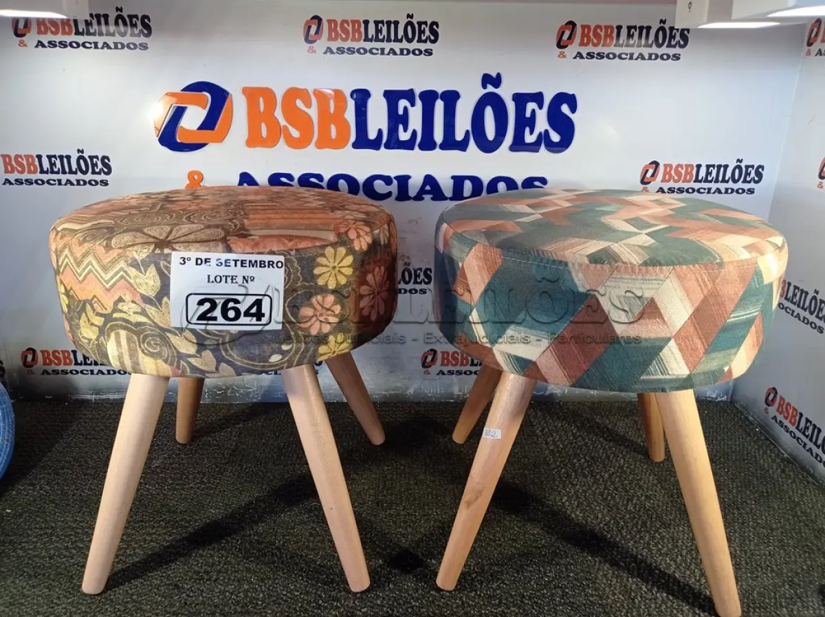 LOTE 264 - 02 BANQUETAS ALMOFADADAS. (NO ESTADO) ATENÇÃO! FAZER A VISITAÇÃO ANTES DE ARREMATAR, NÃO SABEMOS SE FUNCIONA. LEILÃO NÃO TEM GARANTIA E NEM DEVOLUÇÃO, SUJEITO A POSSÍVEIS AVARIAS VISÍVEIS/OCULTAS E/OU AUSÊNCIA DE COMPONENTES.