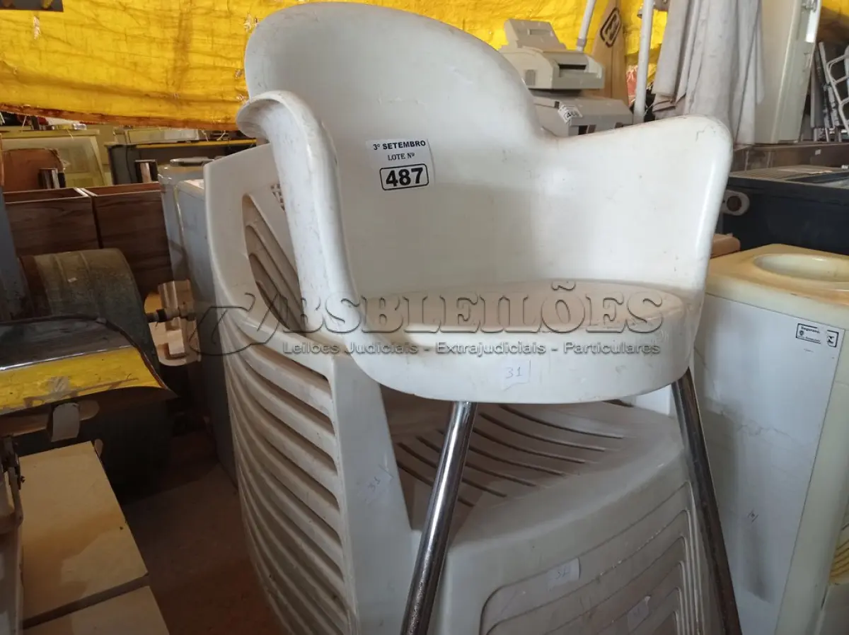 LOTE 487 - 12 CADEIRAS DE PLÁSTICO SENDO 01 COM BASE DE FERRO CROMADO. (NO ESTADO) ATENÇÃO! FAZER A VISITAÇÃO ANTES DE ARREMATAR, NÃO SABEMOS SE FUNCIONA. LEILÃO NÃO TEM GARANTIA E NEM DEVOLUÇÃO, SUJEITO A POSSÍVEIS AVARIAS VISÍVEIS/OCULTAS E/OU AUSÊNCIA DE COMPONENTES.