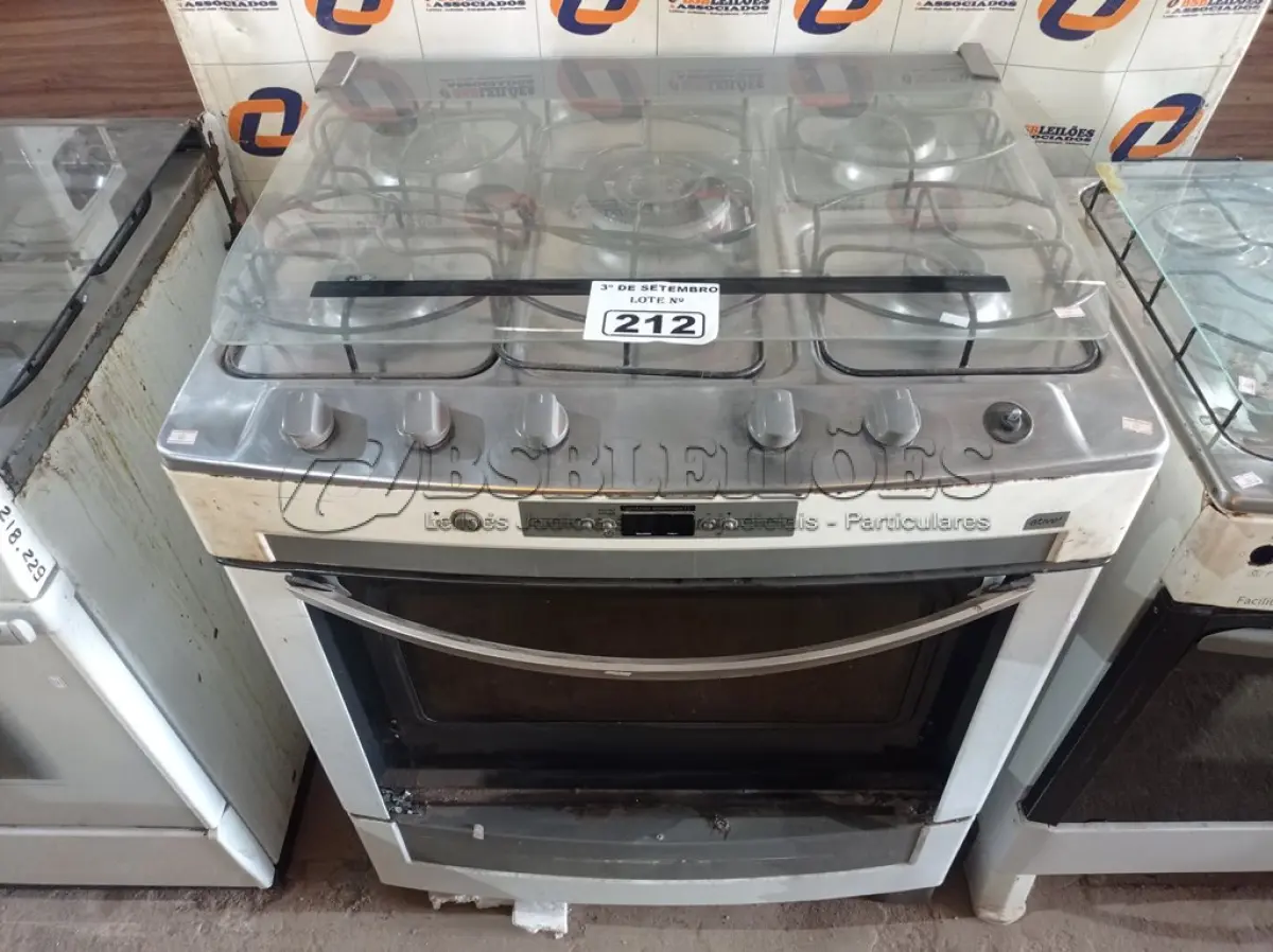 LOTE 212 - 01 FOGÃO A GÁS 05 BOCAS MARCA BRASTEMP INCOMPLETO. (NO ESTADO) ATENÇÃO! FAZER A VISITAÇÃO ANTES DE ARREMATAR, NÃO SABEMOS SE FUNCIONA. LEILÃO NÃO TEM GARANTIA E NEM DEVOLUÇÃO, SUJEITO A POSSÍVEIS AVARIAS VISÍVEIS/OCULTAS E/OU AUSÊNCIA DE COMPONENTES.